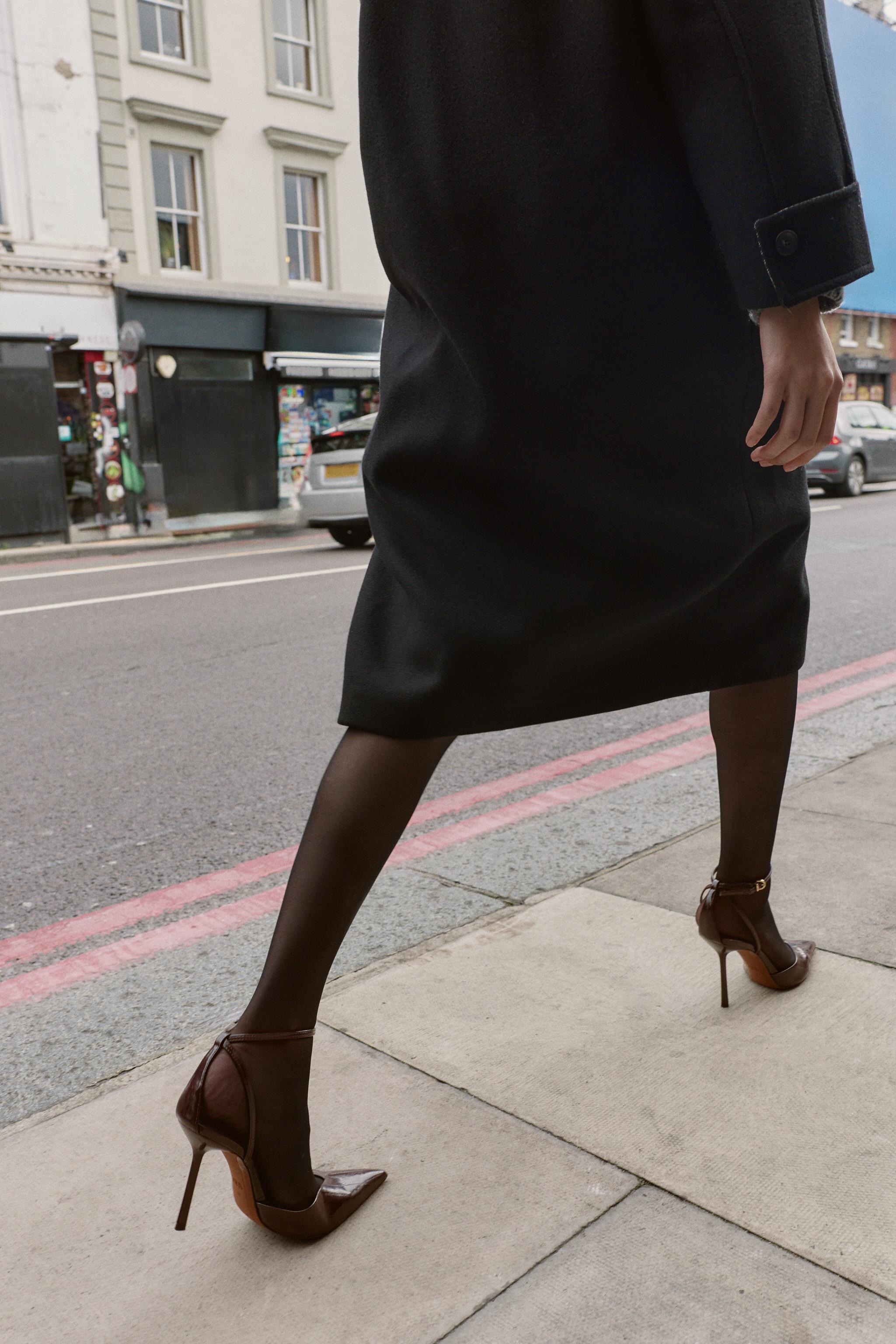 CHAUSSURES OUVERTES À L'ARRIÈRE AVEC BRIDES EFFET VERNI